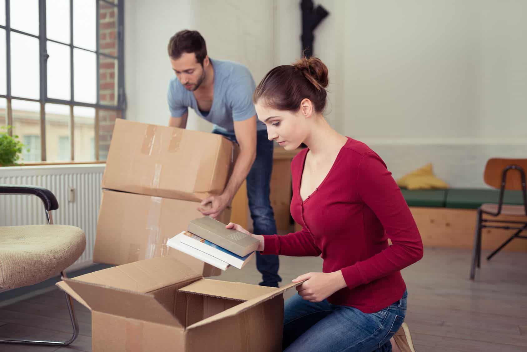 Couple qui déballe ses cartons après un déménagement