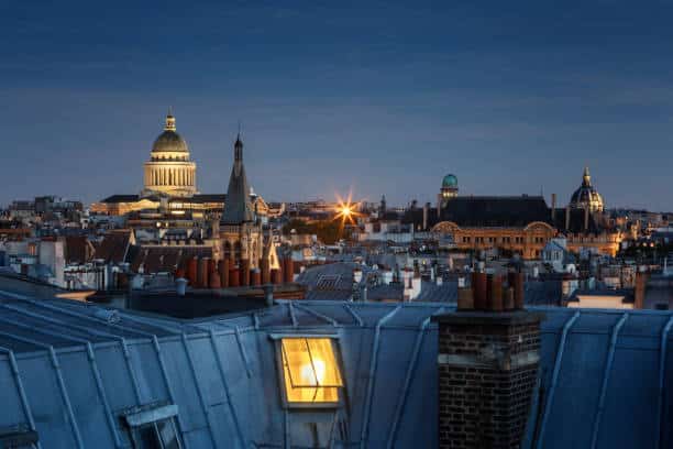 Photo de nuit depuis les toits parisiens
