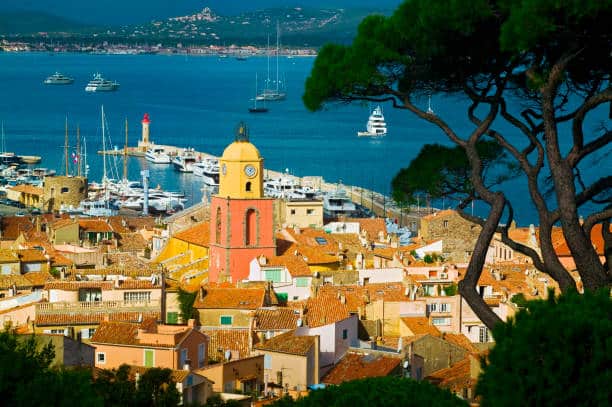 Vue sur la Mer Méditerranée et le port de Saint-Tropez