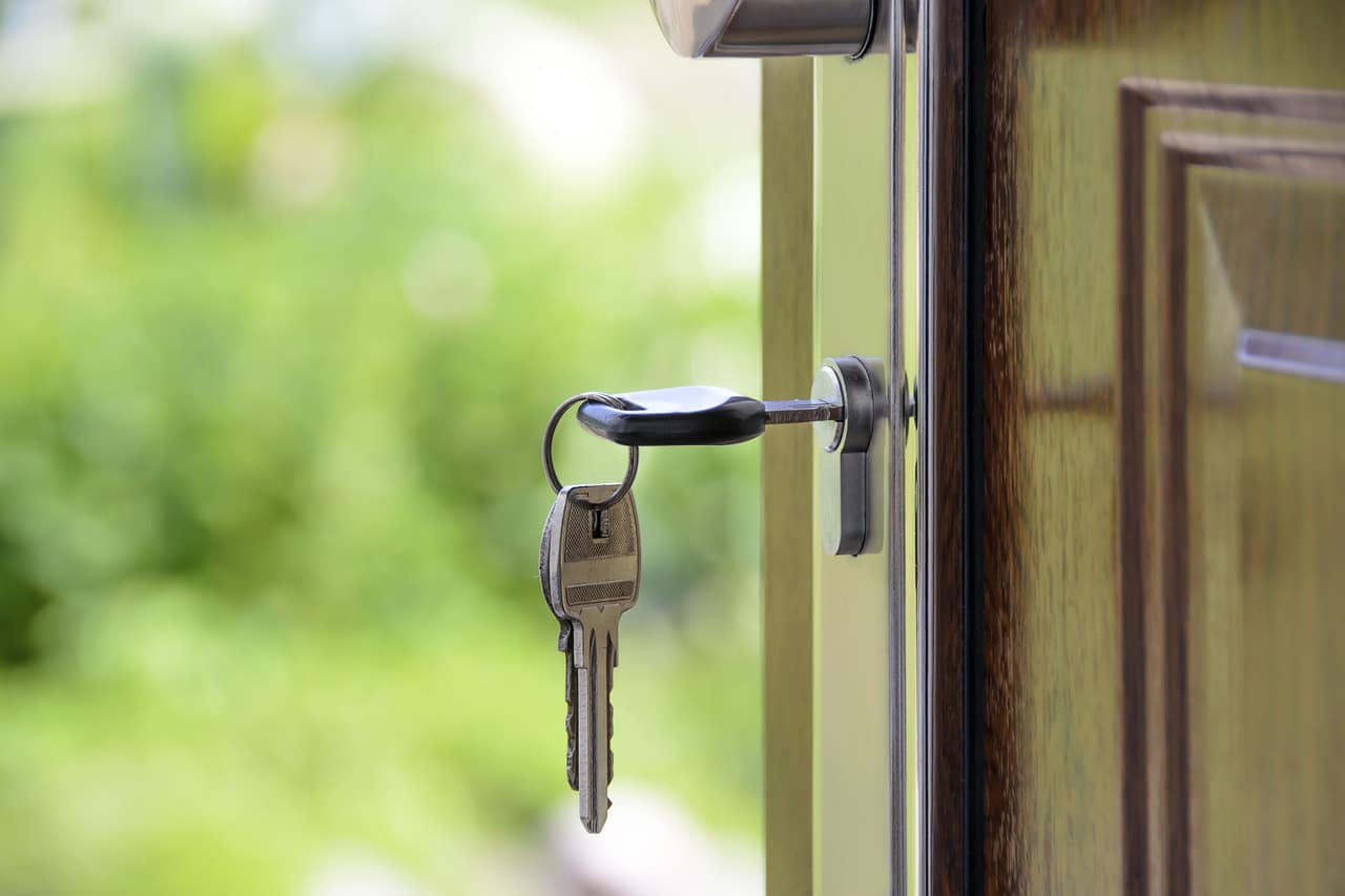 clé sur porte de maison ouverte