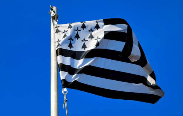 Drapeau breton dans un ciel bleu