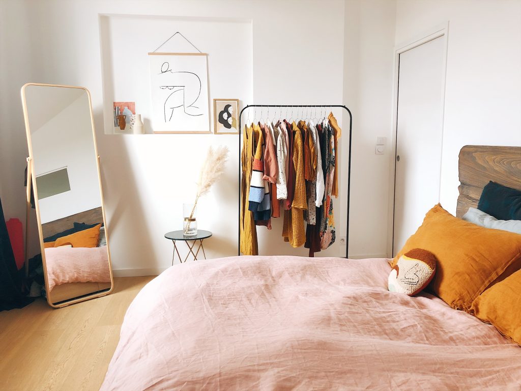 chambre avec portant pour les vêtements et grand miroir