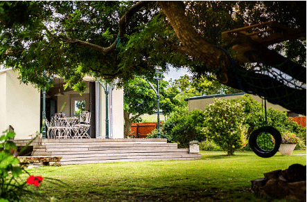 extérieur de maison avec arbres et terrasse